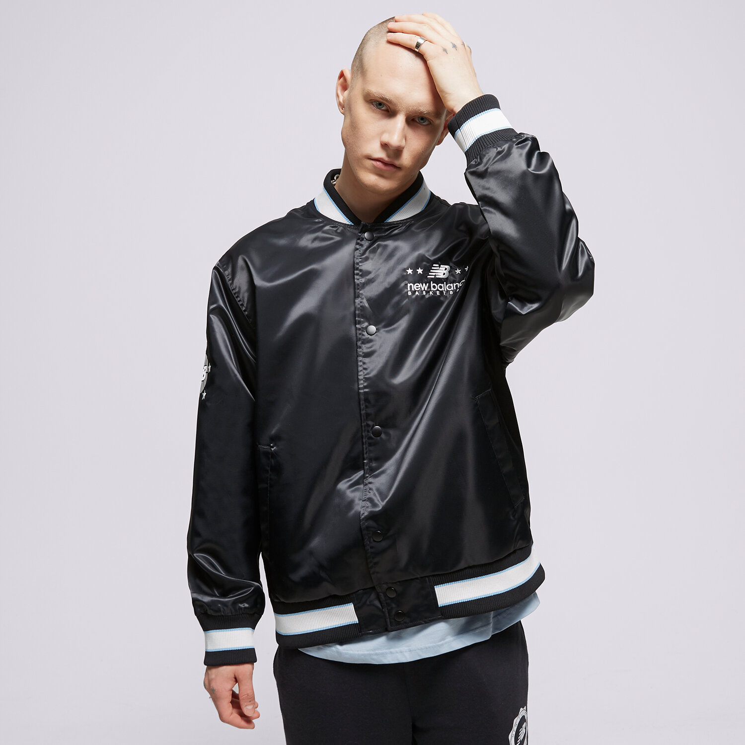 Kurtka wiosenna / jesienna męska NEW BALANCE KURTKA HOOPS WOVEN JACKET MJ31580BK CZARNY
