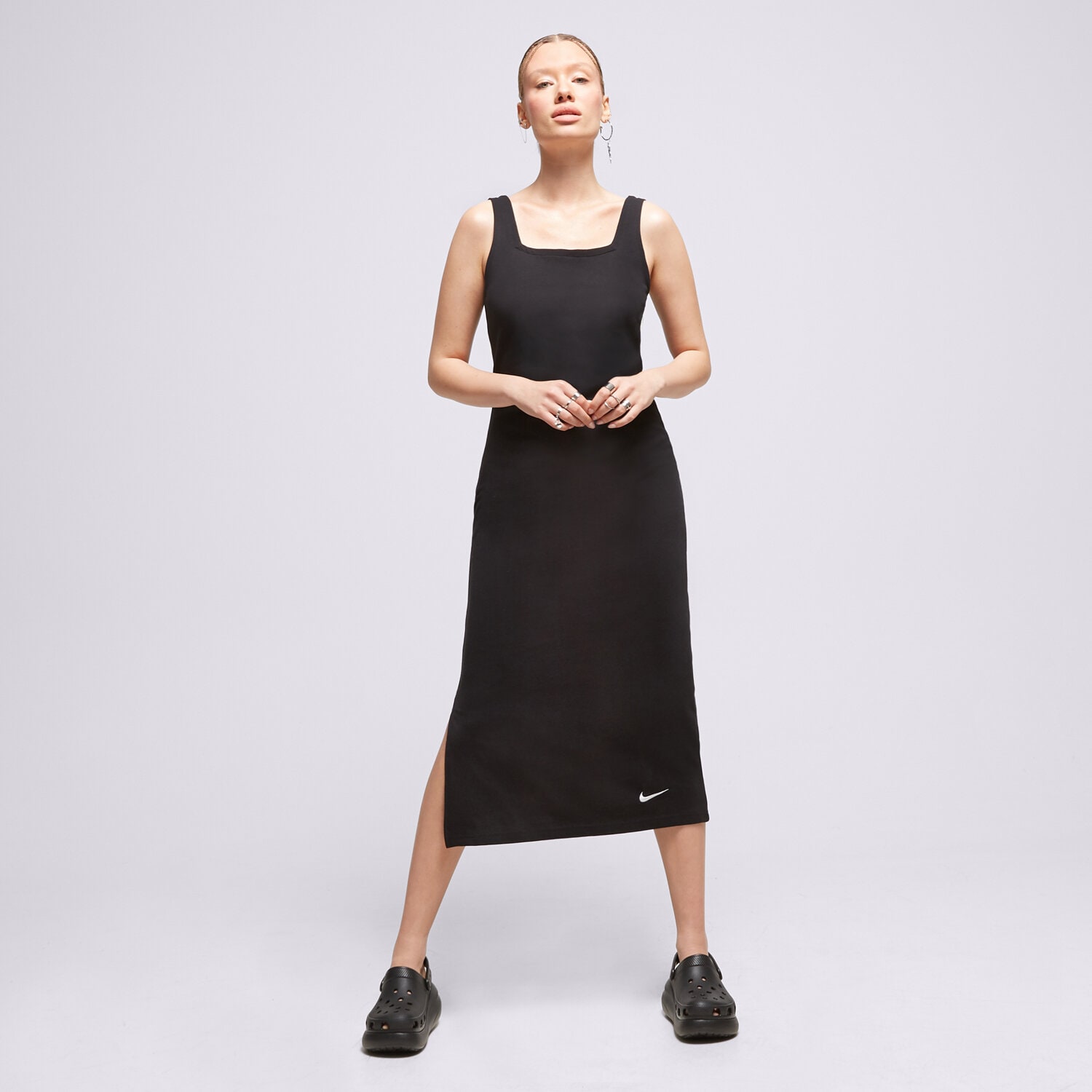 Modna sukienka sportowa NIKE SUKIENKA W NSW JRSY CAMI DRESS MIDI DV7954-010 CZARNY