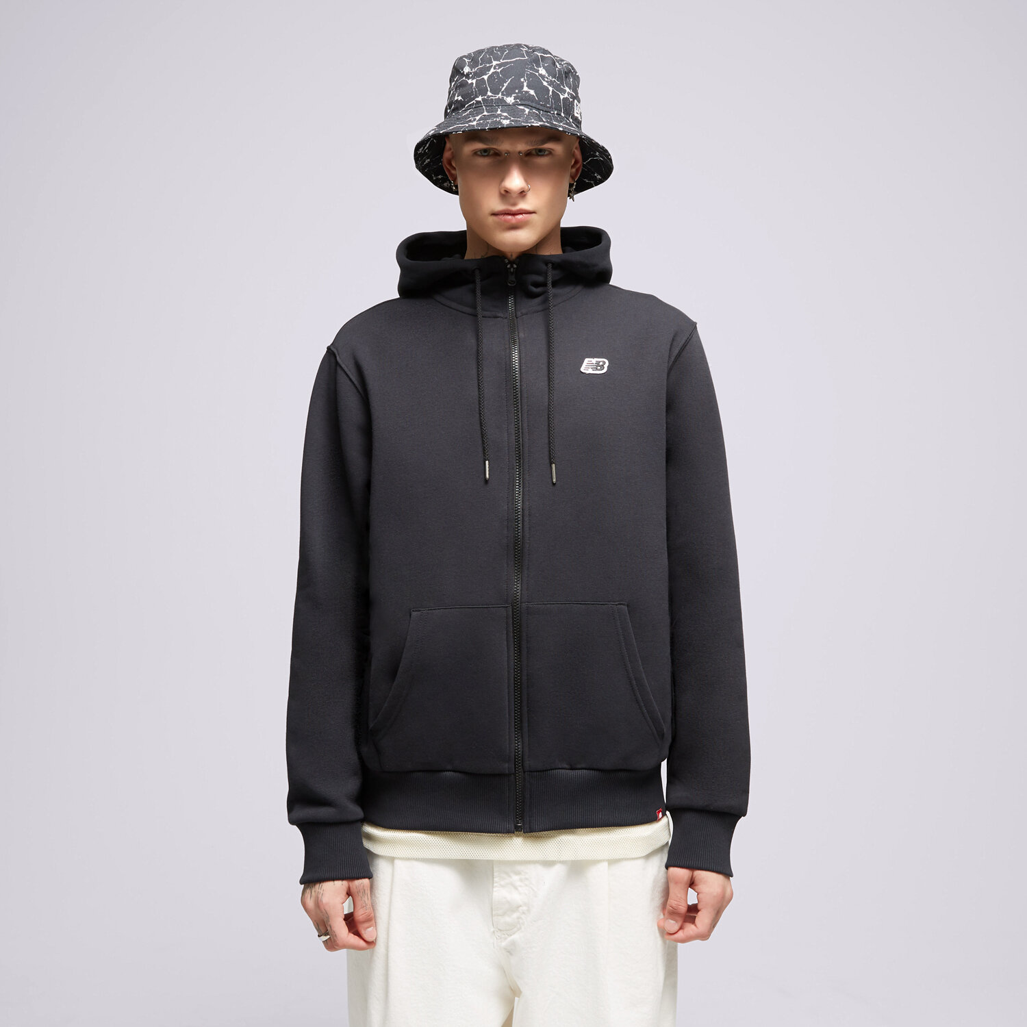 Bluza męska NEW BALANCE BLUZA ROZPINANA Z KAPTUREM ZIP HODIE BLUZA MJ23600BK CZARNY