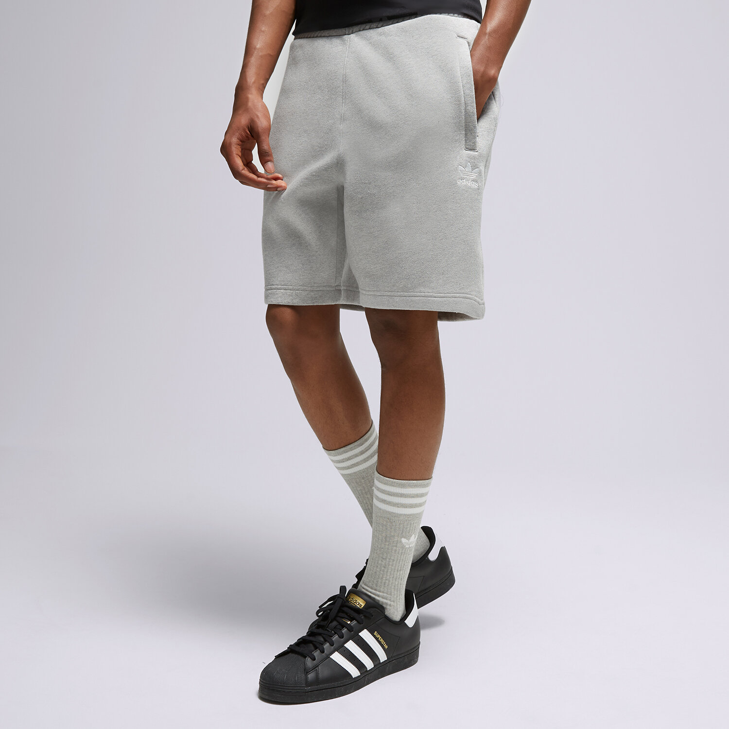 Krótkie spodenki, szorty męskie ADIDAS SZORTY ESSENTIAL SHORT IA4899 SZARY