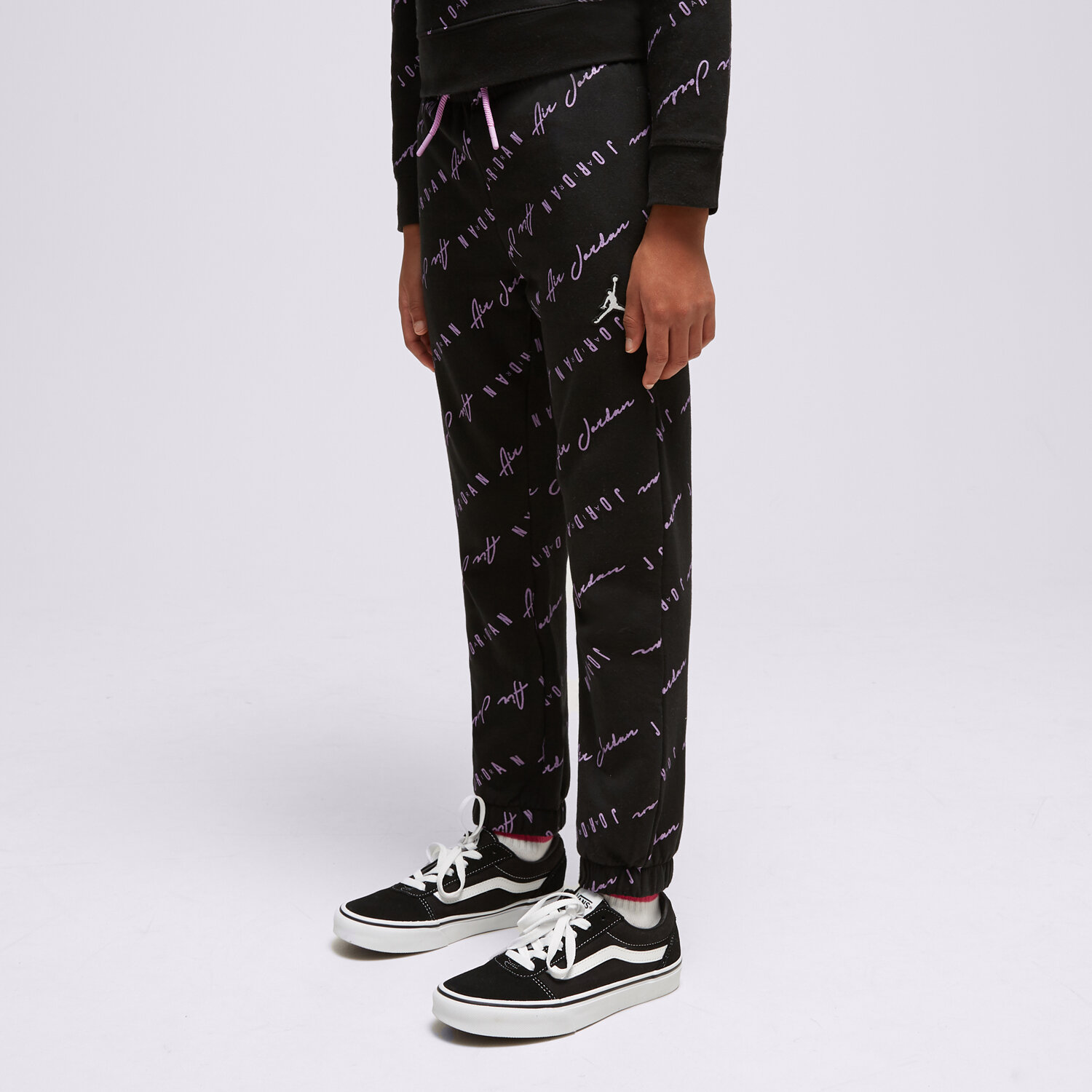 Sportowe spodnie dziecięce JORDAN SPODNIE (G)ESS AOP PANT BLK/PRP 45C162-023 CZARNY