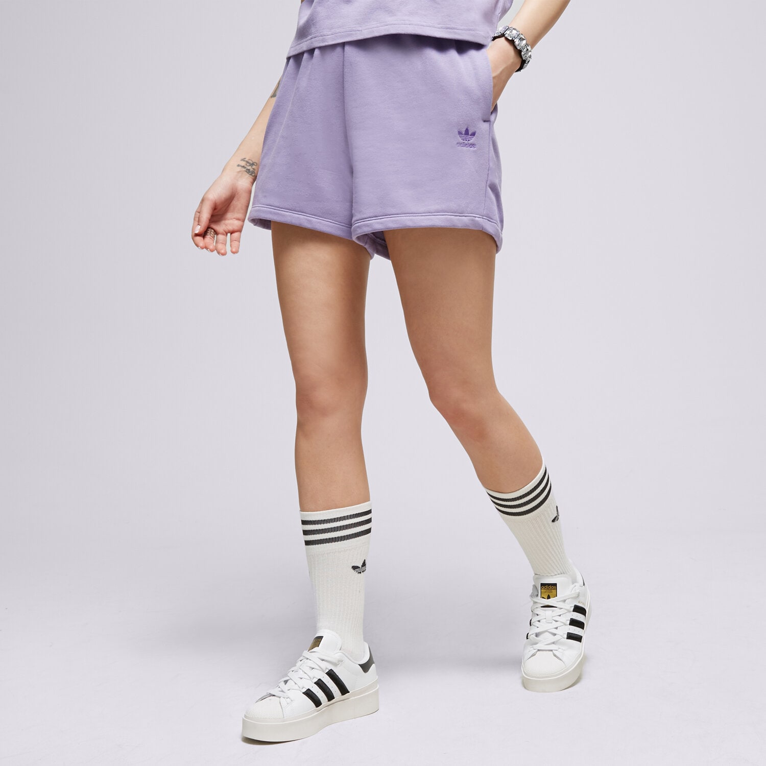 Krótkie spodenki, szorty damskie ADIDAS SZORTY SHORTS IA6449 NIEBIESKI