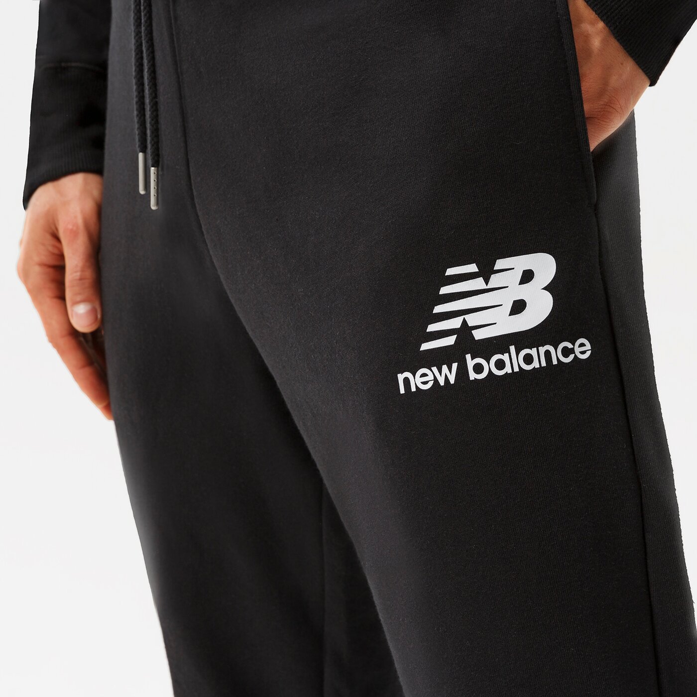 NEW BALANCE SPODNIE NB ESSENTIALS STACKED LOGO SWEATPANT MP03558BK