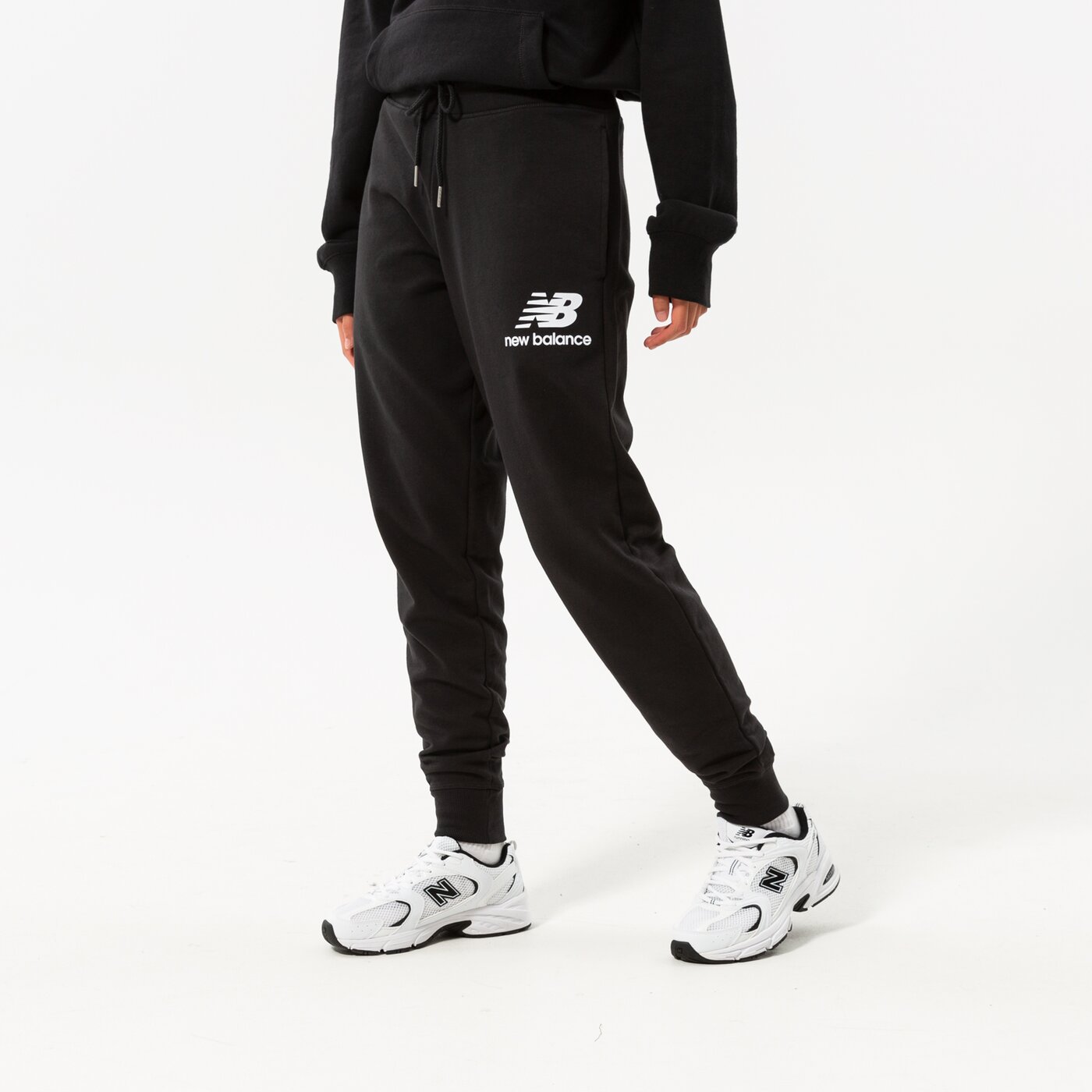 NEW BALANCE SPODNIE NB ESSENTIALS STACKED LOGO SWEATPANT MP03558BK