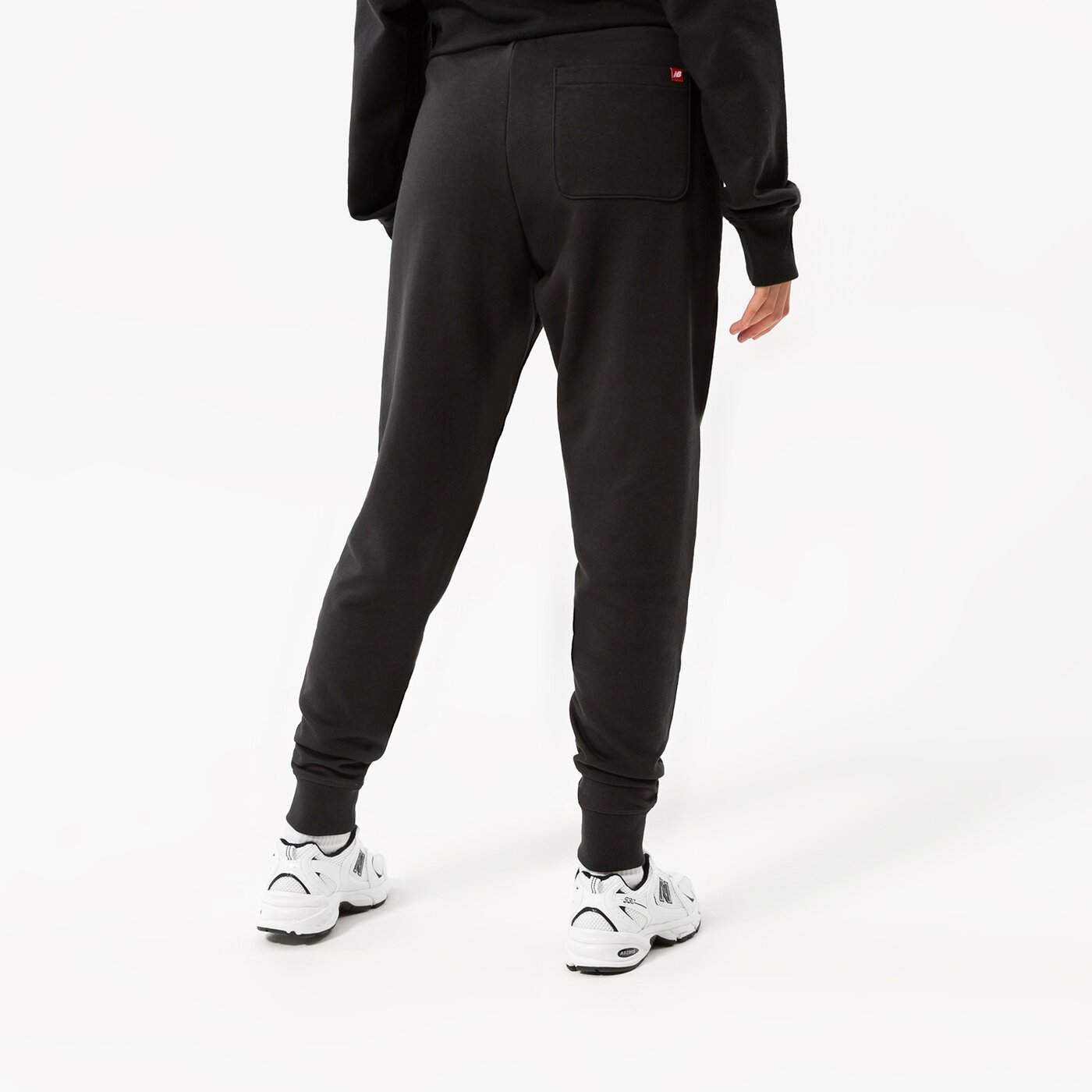 NEW BALANCE SPODNIE NB ESSENTIALS STACKED LOGO SWEATPANT MP03558BK