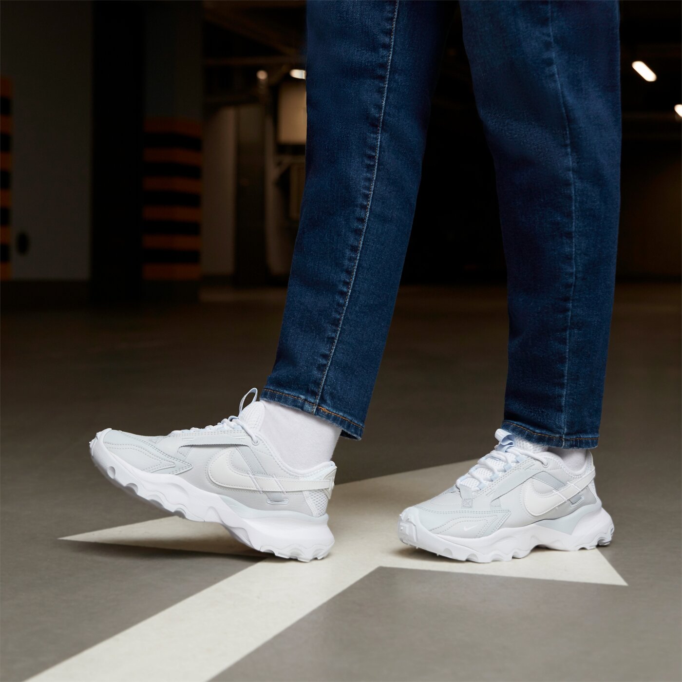 NIKE W TC 7900 PRM 2 FB8941043 kolor szary Damskie Sneakersy Buty w Sklep Sizeer