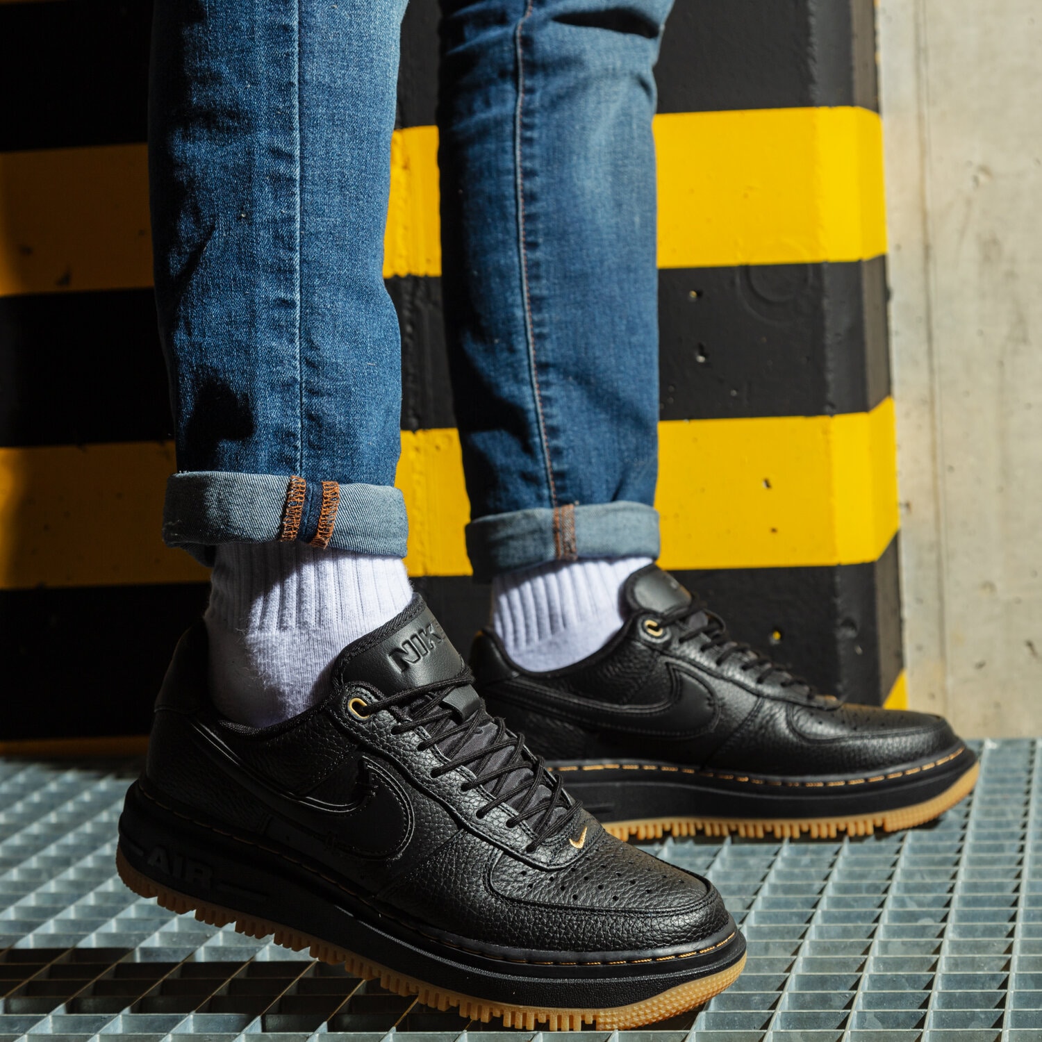 Nike Buty męskie Nike Air Force 1 Luxe - Czerń - Ceny i