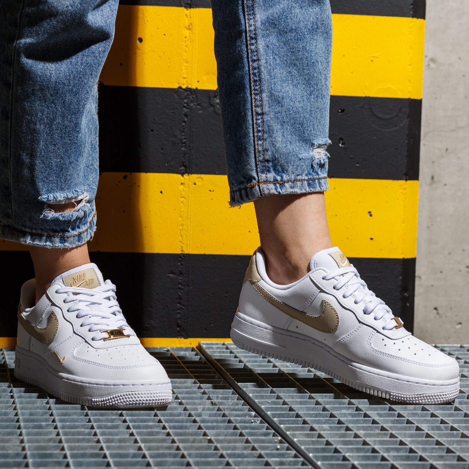 スニーカー Nike Air Force 1 '07 Essential White Light Silver Nike Sportswear AIR FORCE 1 07 - Sneakersy niskie/biały