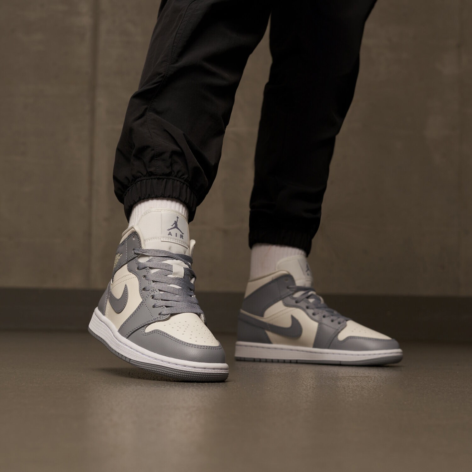 【新品】NikeWomen'sAirJordan1\"Medium Grey\" Nike Air Jordan 1 Mid Grey - Buty damskie - Największy wybór