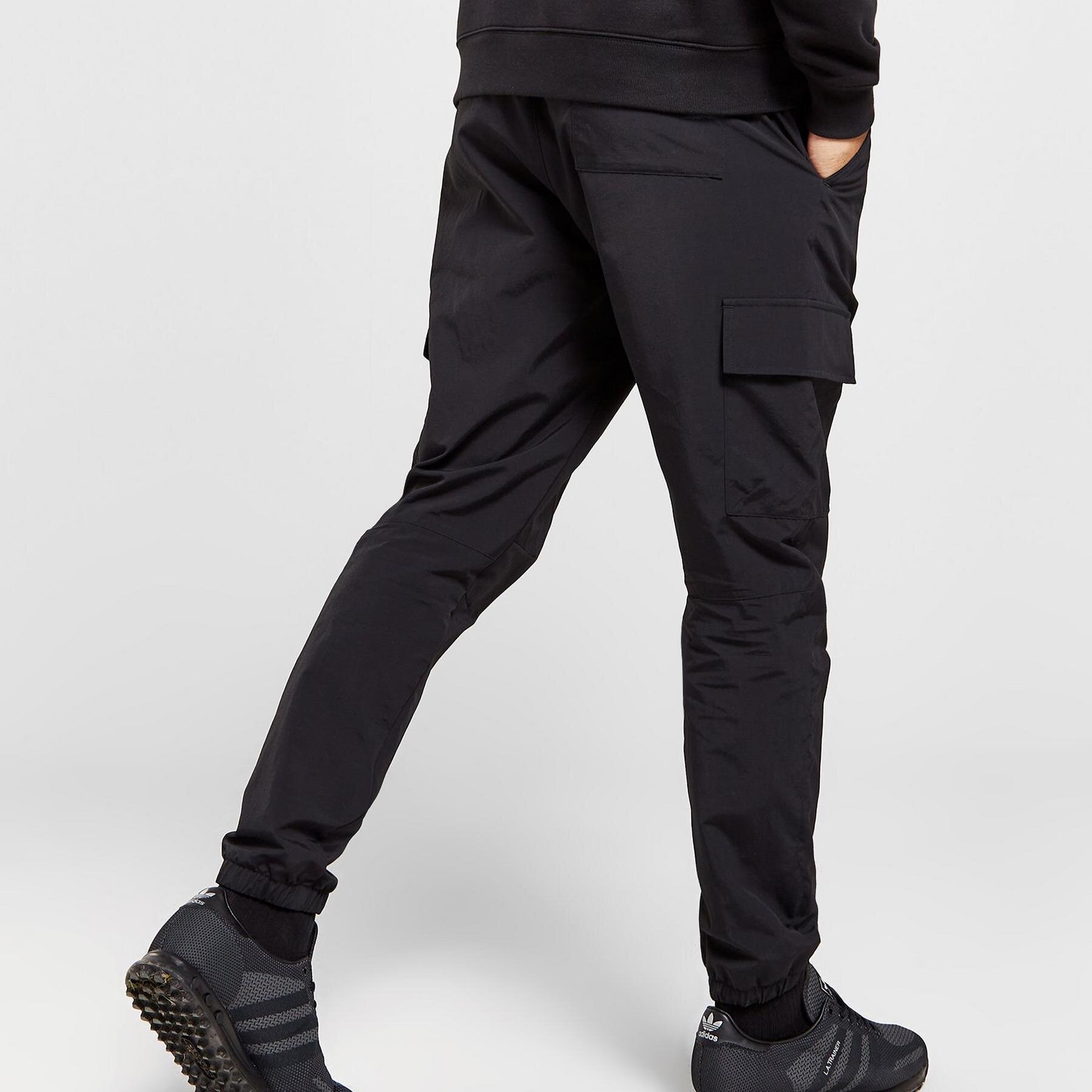 ADIDAS SPODNIE CM WOVEN PANT GRAPHIC IS6113 CZARNY | Męskie