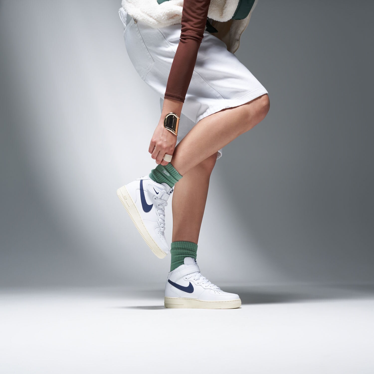 スニーカー NIKE Woman Sneakers White DD9625 105 NIKE AIR FORCE 1 '07 MID DD9625-105 BIAŁY | Damskie