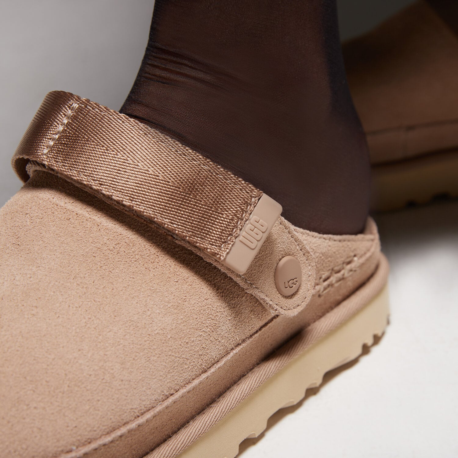 UGG W GOLDENSTAR CLOG 1138252SAN BEŻOWY | Damskie Klapki w Sizeer