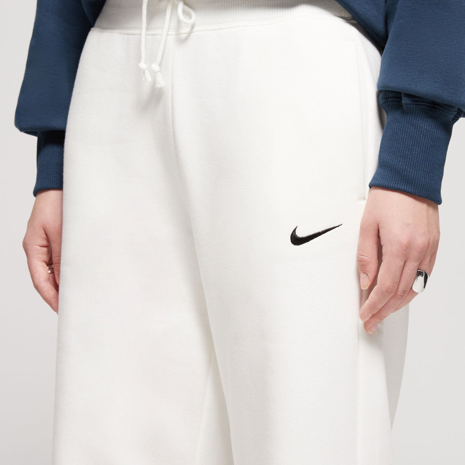 NIKE SPODNIE W NSW PHNX FLC HR PANT WIDE DQ5615-133 BIAŁY