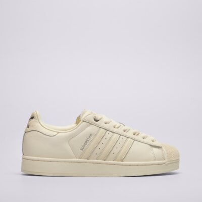 Białe sneakersy podbijają streetwear! Postaw na kultowe adidas Superstar
