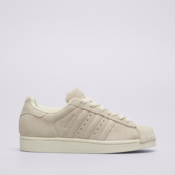 Białe sneakersy podbijają streetwear! Postaw na kultowe adidas Superstar