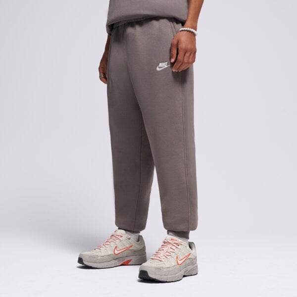 Brown is the new denim. Trend na brązowe spodnie