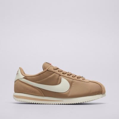 Focus on sneakers: stage is yours!